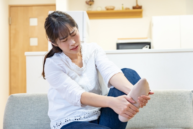 こむら返りに苦しむ女性