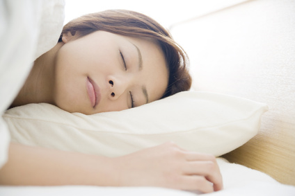 眠りに就く女性